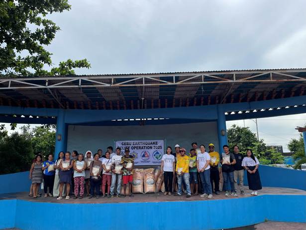 A group of people standing on a stage

AI-generated content may be incorrect.