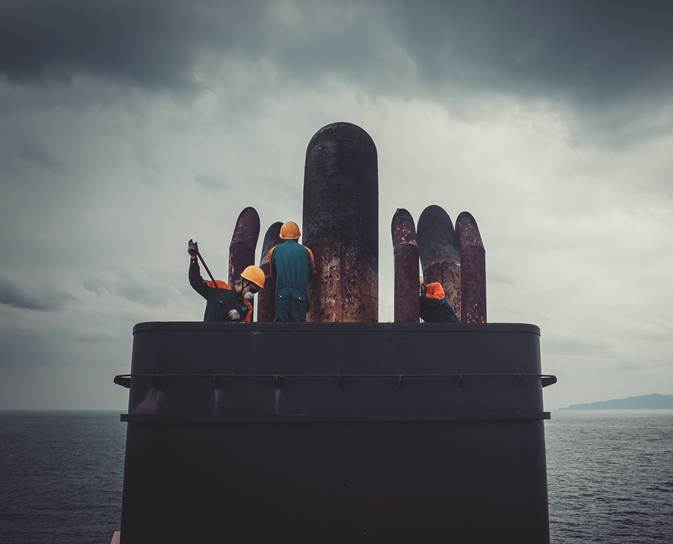 A group of people standing on top of a ship

AI-generated content may be incorrect.